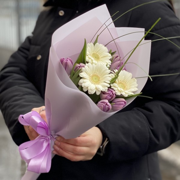 Букет из гербер и сиреневых пионовидных тюльпанов