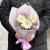 Букет из гербер и сиреневых пионовидных тюльпанов