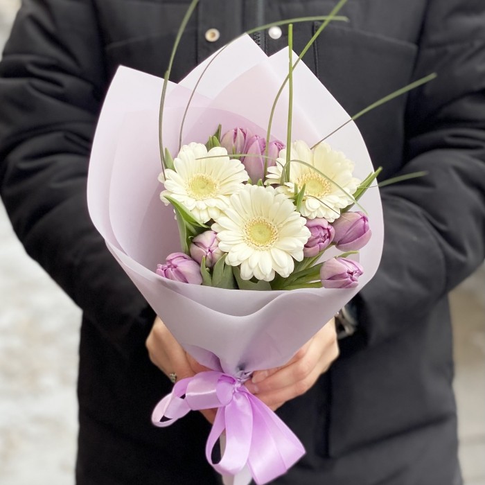 Букет из гербер и сиреневых пионовидных тюльпанов