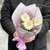 Букет из гербер и сиреневых пионовидных тюльпанов