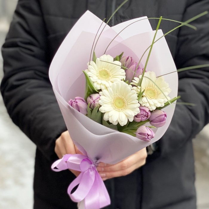 Букет из гербер и сиреневых пионовидных тюльпанов