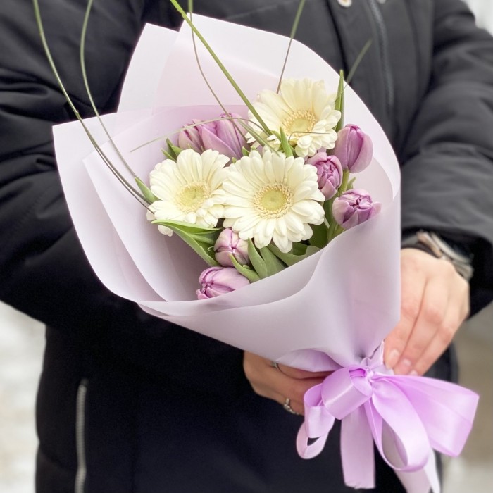 Букет из гербер и сиреневых пионовидных тюльпанов