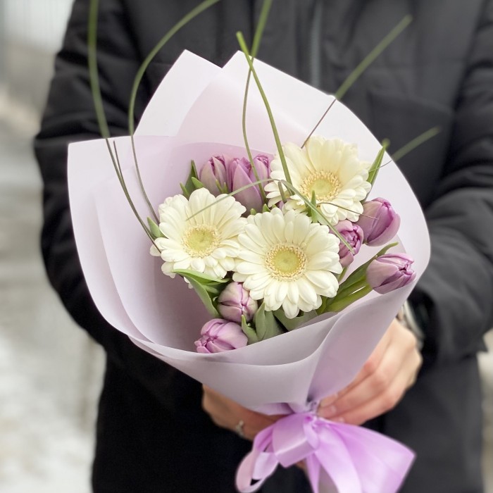 Букет из гербер и сиреневых пионовидных тюльпанов