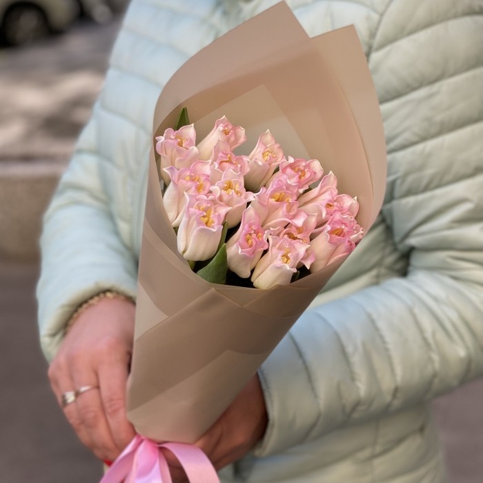15  бело-розовых тюльпанов Краун