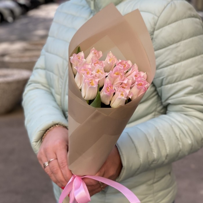 15  бело-розовых тюльпанов Краун