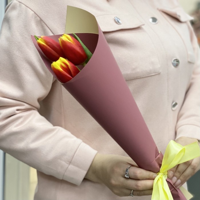 3 красно-желтых тюльпана Денмарк