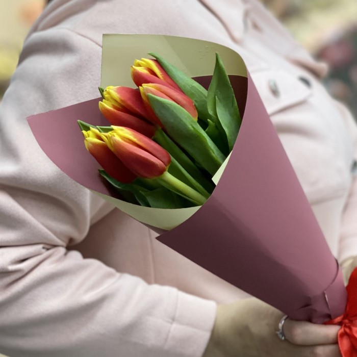 5 красно-желтых тюльпана Денмарк