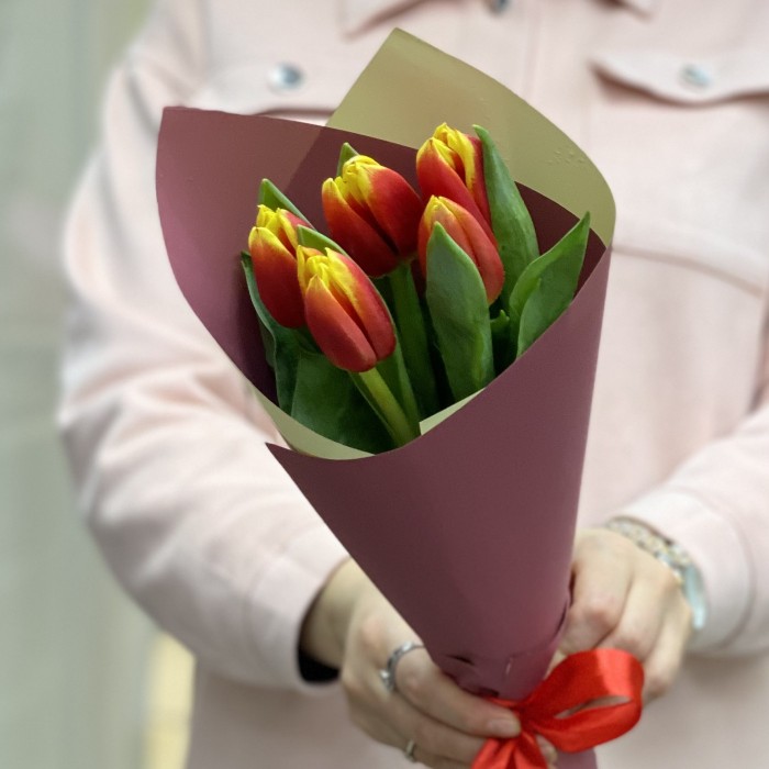 5 красно-желтых тюльпана Денмарк