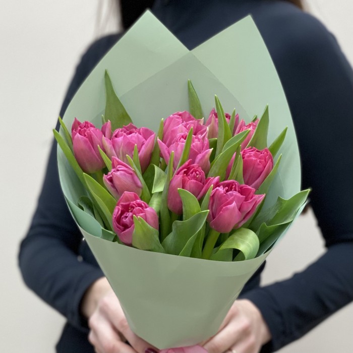 11 пионовидных ярко-розовых тюльпанов