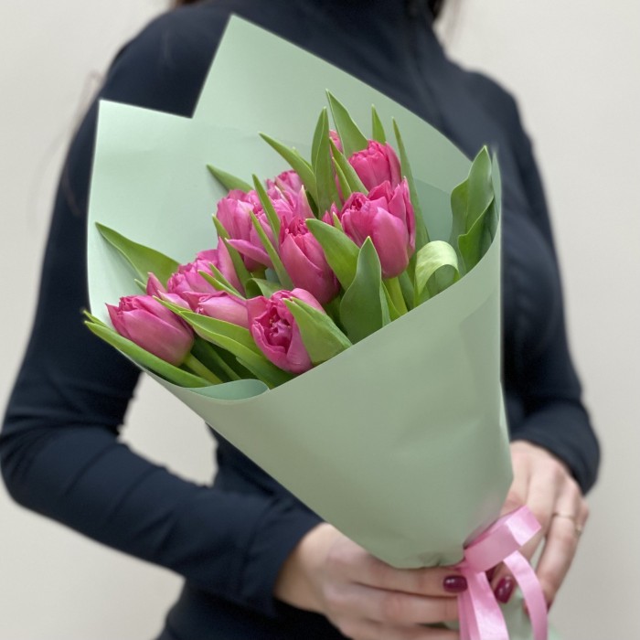 11 пионовидных ярко-розовых тюльпанов
