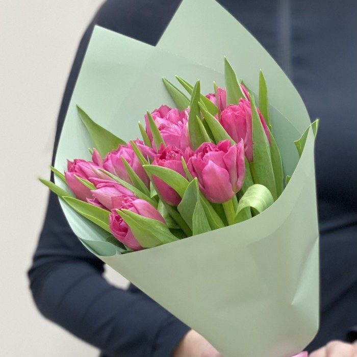 11 пионовидных ярко-розовых тюльпанов