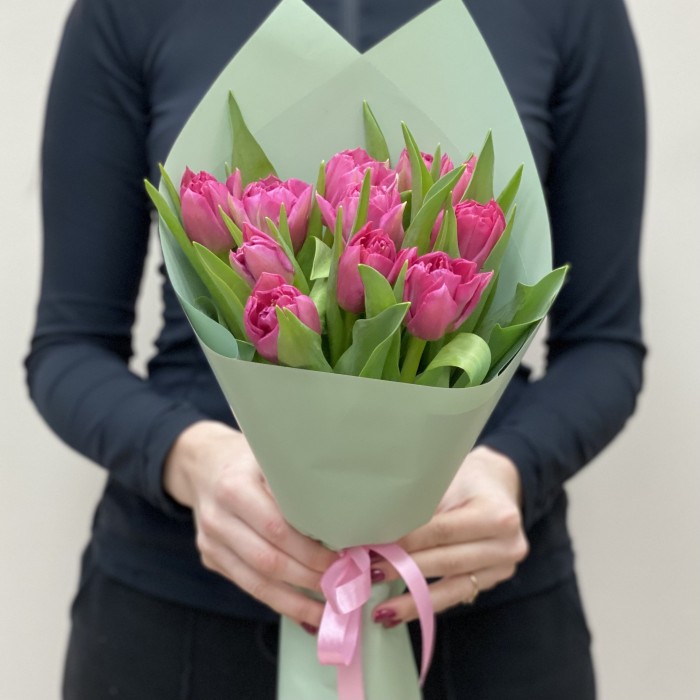 11 пионовидных ярко-розовых тюльпанов