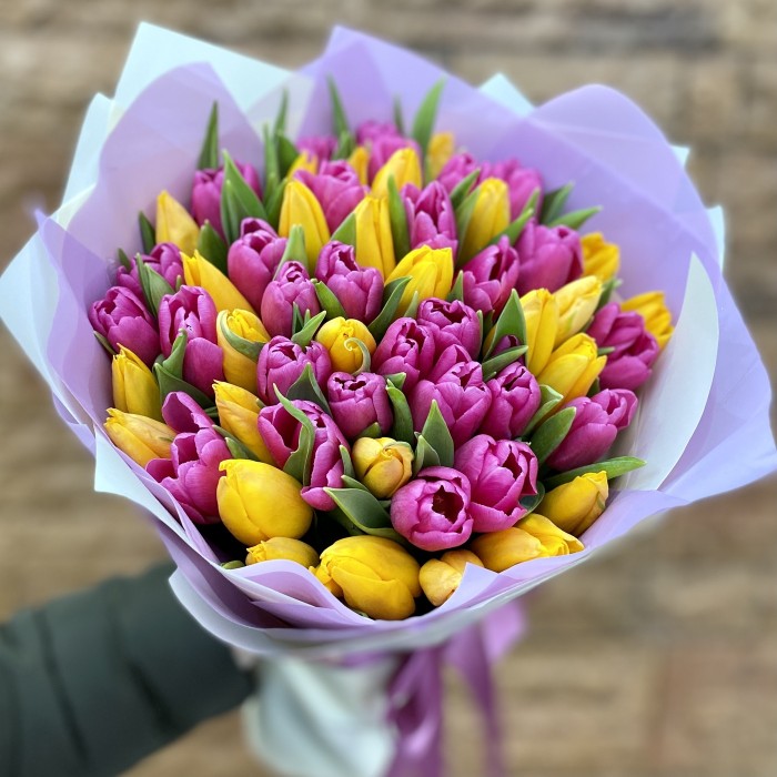 Букет розовых и желтых тюльпанов