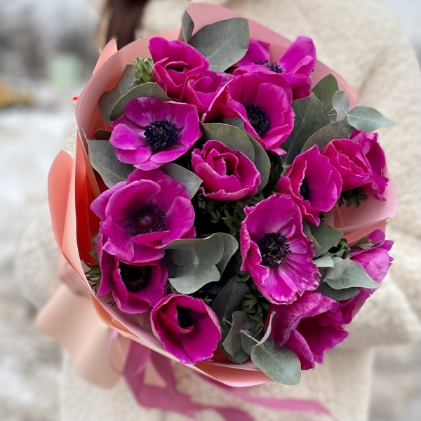 15 малиновых анемонов с эвкалиптом