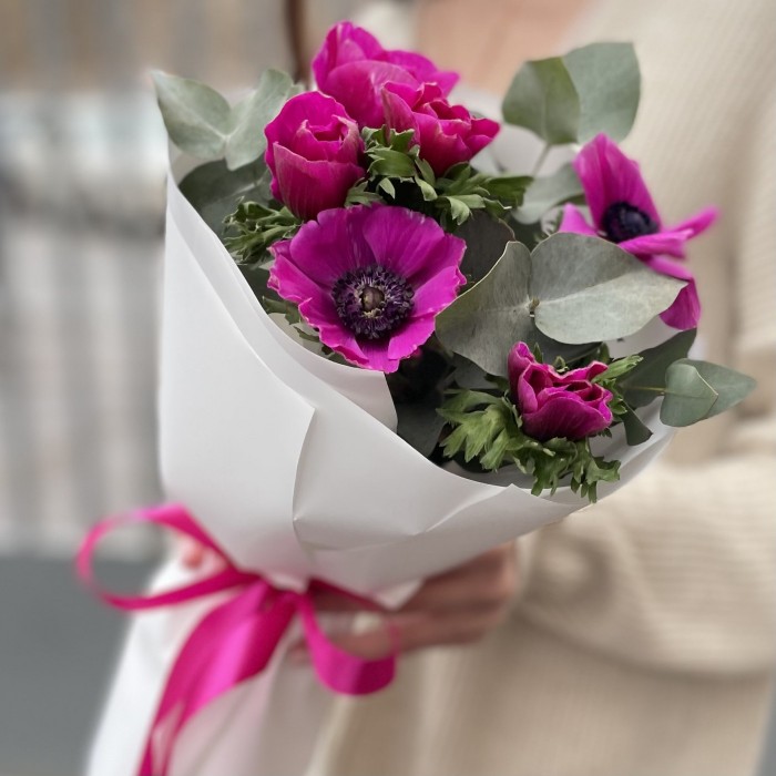 7 малиновых анемонов с эвкалиптом