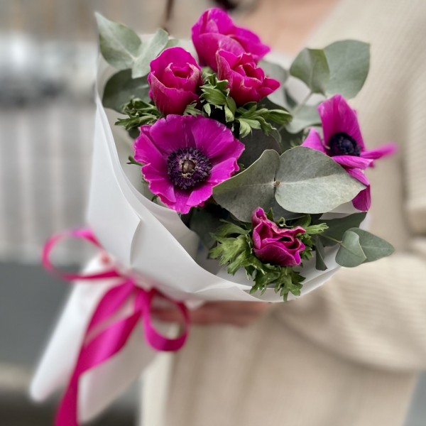 7 малиновых анемонов с эвкалиптом