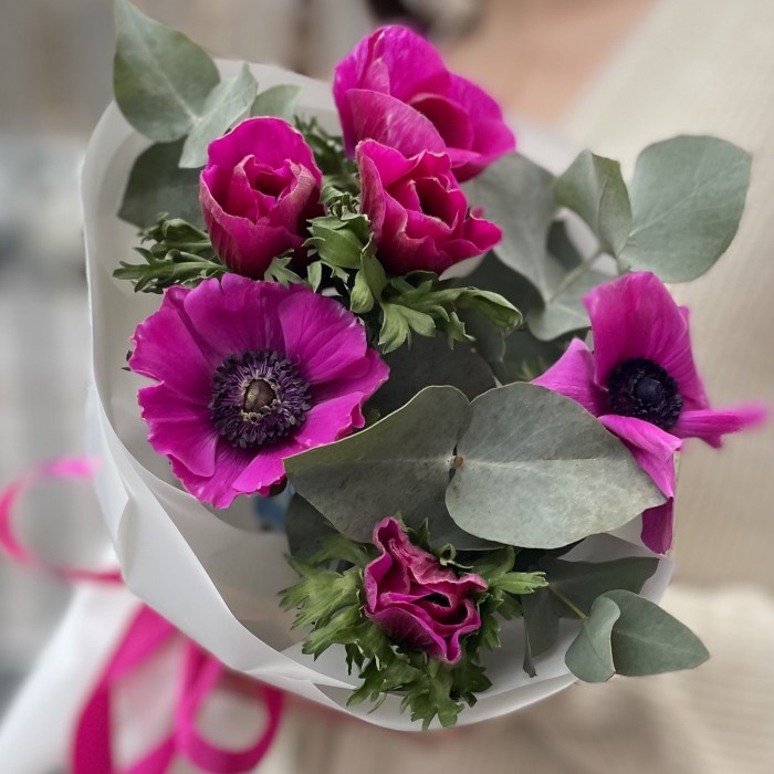 7 малиновых анемонов с эвкалиптом