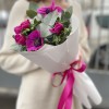 7 малиновых анемонов с эвкалиптом