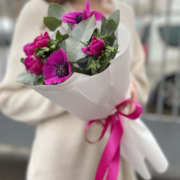 7 малиновых анемонов с эвкалиптом