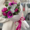 7 малиновых анемонов с эвкалиптом