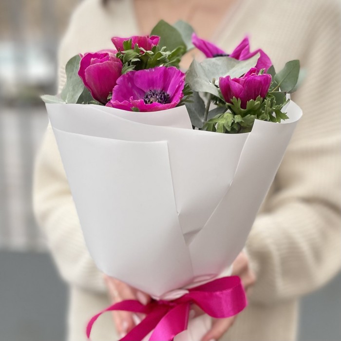 7 малиновых анемонов с эвкалиптом