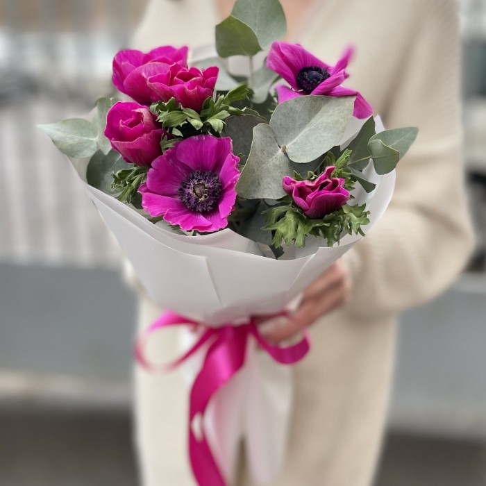 7 малиновых анемонов с эвкалиптом