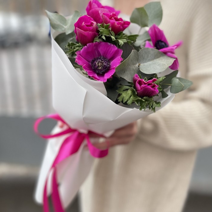 7 малиновых анемонов с эвкалиптом