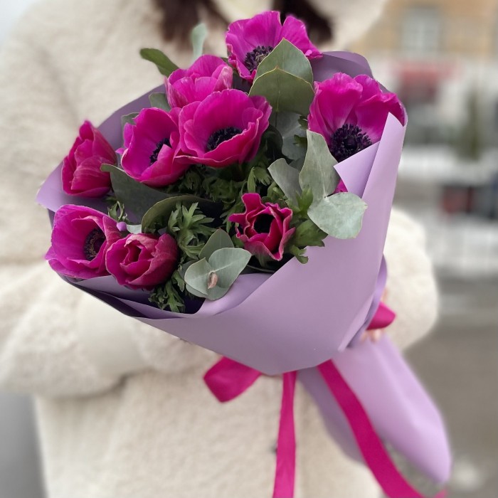 9 малиновых анемонов с эвкалиптом