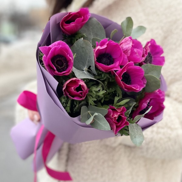 9 малиновых анемонов с эвкалиптом