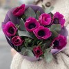 9 малиновых анемонов с эвкалиптом