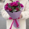 9 малиновых анемонов с эвкалиптом