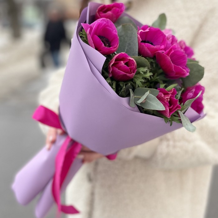 9 малиновых анемонов с эвкалиптом