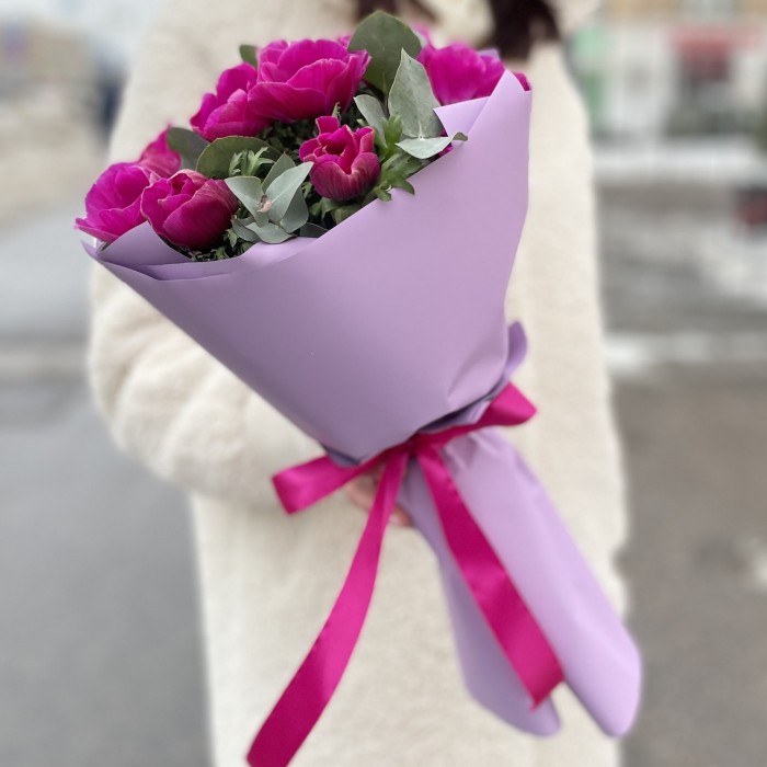 9 малиновых анемонов с эвкалиптом