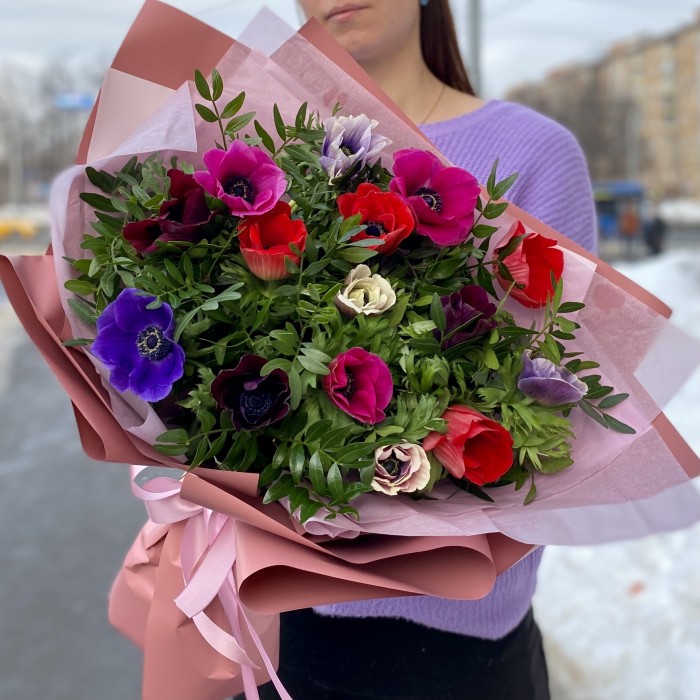Букет разноцветных анемонов