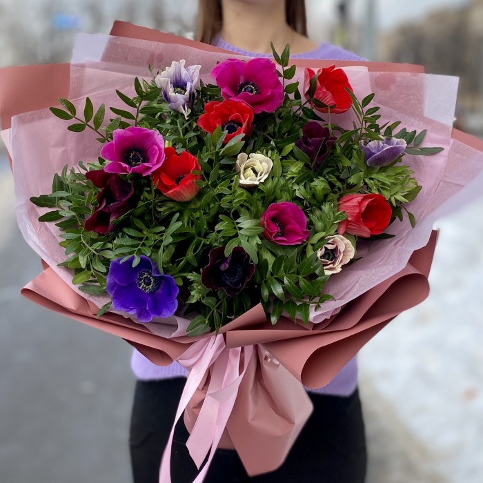 Букет разноцветных анемонов