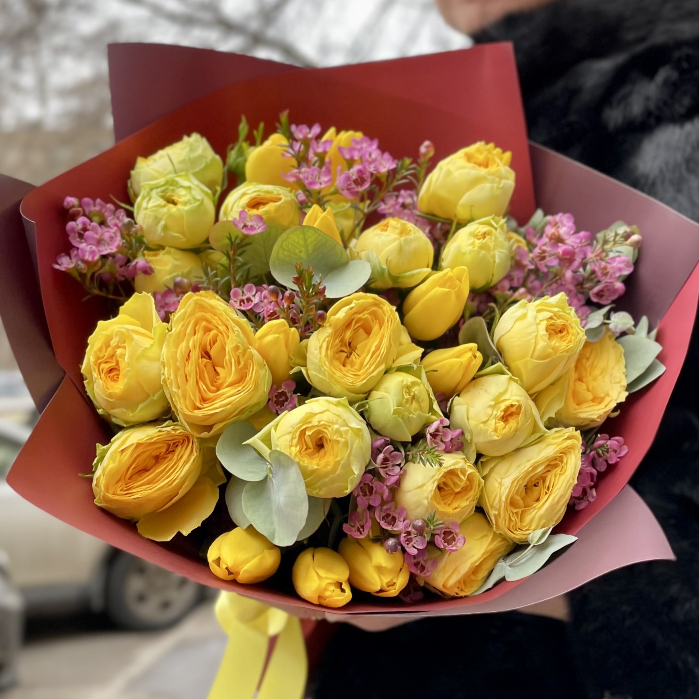 Букет с желтым пионовидными розами Эксклюзив Сенсейшн на День Восьмого Марта