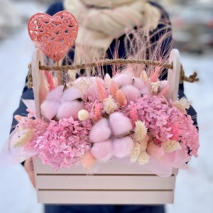 Розовые сухоцветы в деревянном ящике