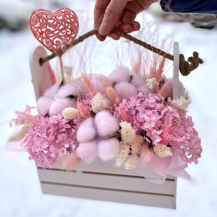 Розовые сухоцветы в деревянном ящике