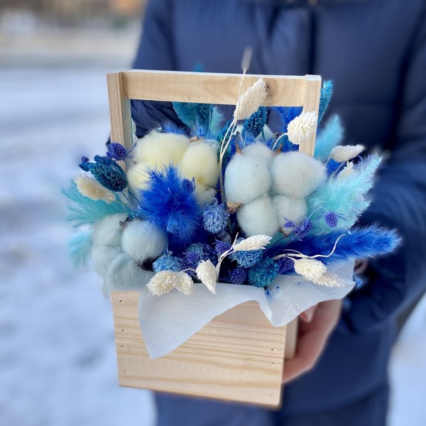 Сухоцветы в деревянном ящике