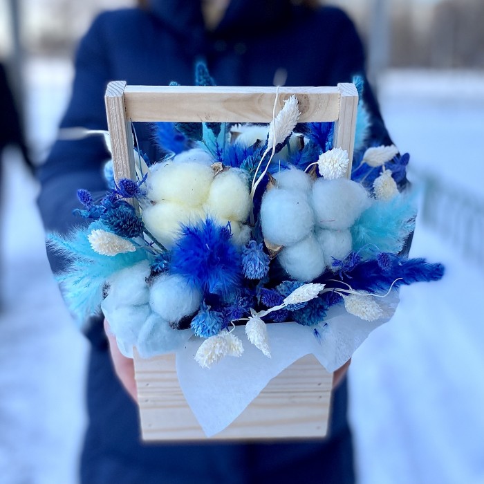Сухоцветы в деревянном ящике