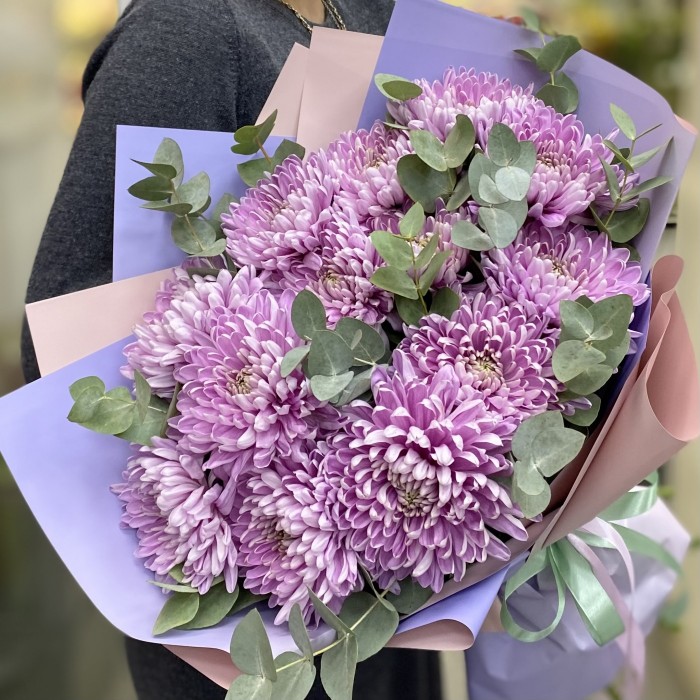 13 сиреневых хризантем с эвкалиптом