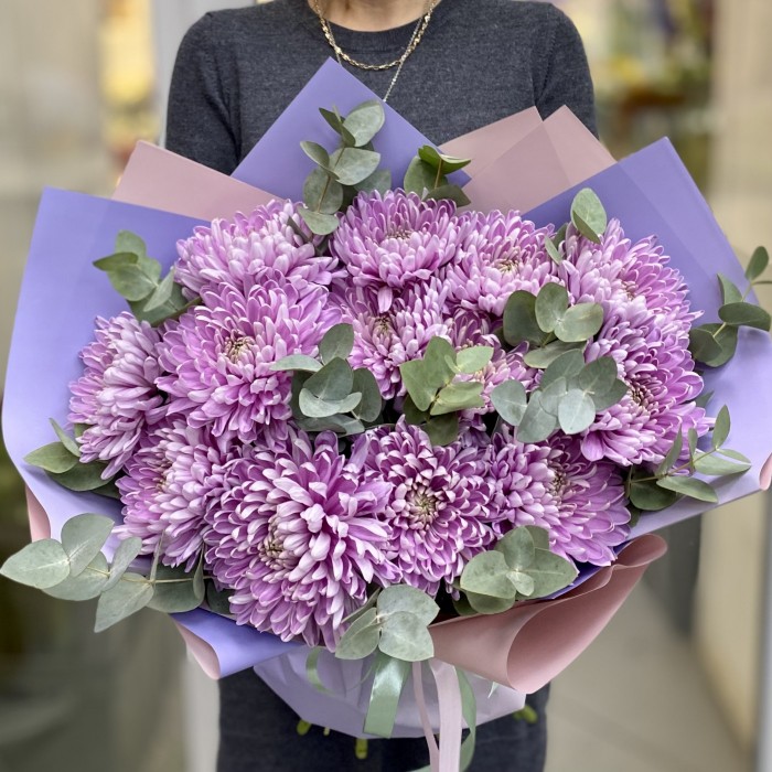 13 сиреневых хризантем с эвкалиптом