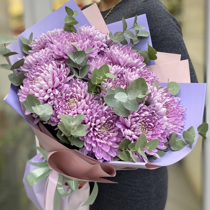 13 сиреневых хризантем с эвкалиптом