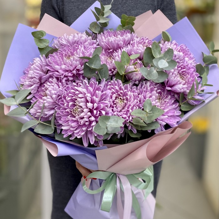 13 сиреневых хризантем с эвкалиптом