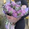 13 сиреневых хризантем с эвкалиптом