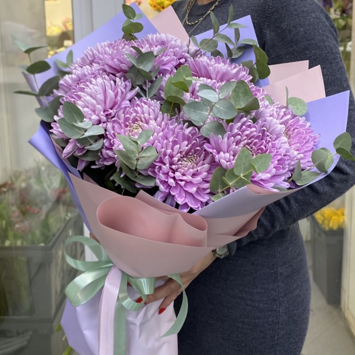 13 сиреневых хризантем с эвкалиптом