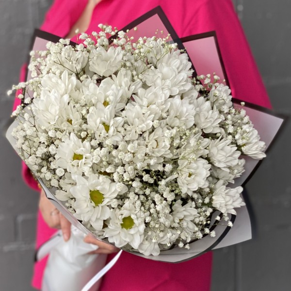 9 белых кустовых хризантем Бакарди с гипсофилой