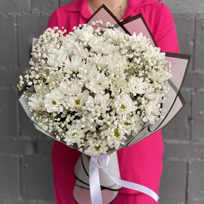 9 белых кустовых хризантем Бакарди с гипсофилой