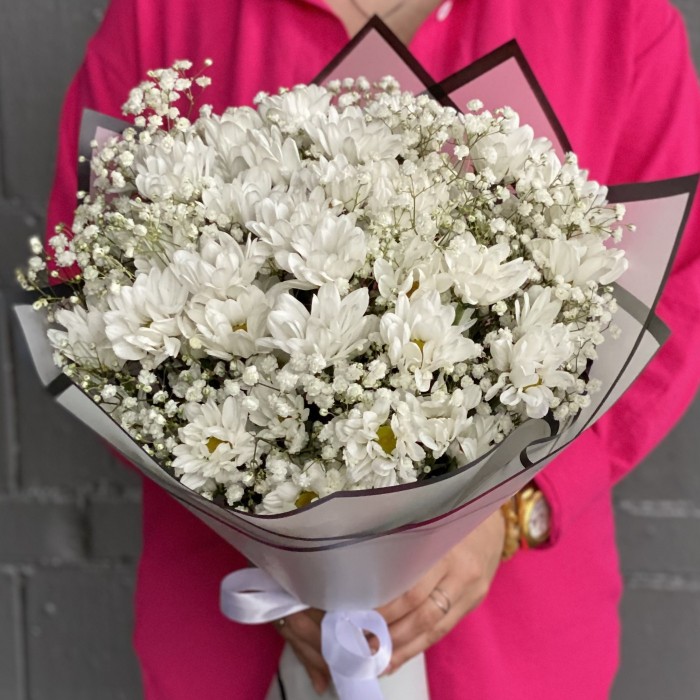 9 белых кустовых хризантем Бакарди с гипсофилой