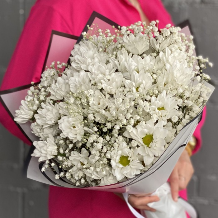 9 белых кустовых хризантем Бакарди с гипсофилой